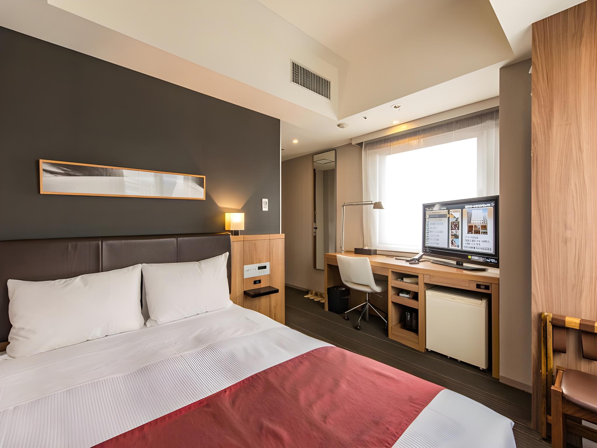 غرفة بسرير كوين