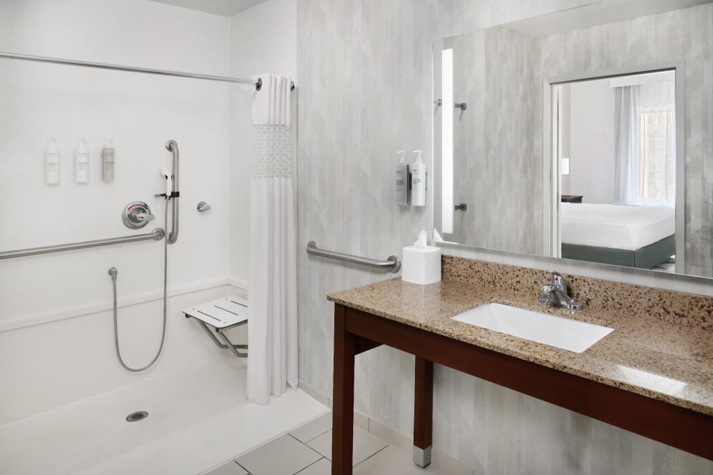 استوديو بسرير كينج مع أريكة لذوي الإعاقة، Hampton Inn Poplar Bluff 4/5