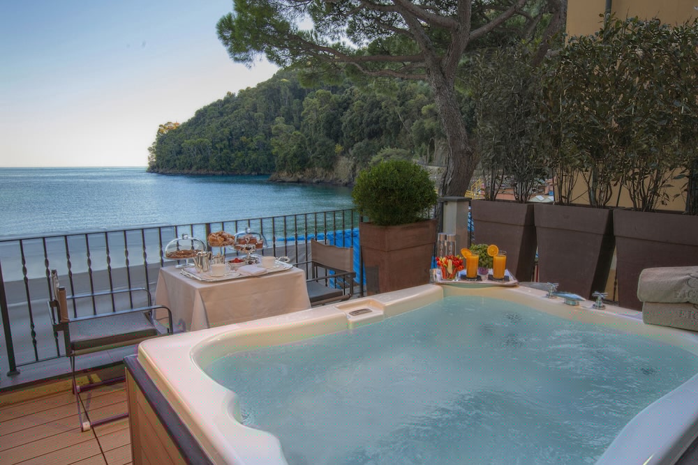 Eight Hotel Paraggi 5/92