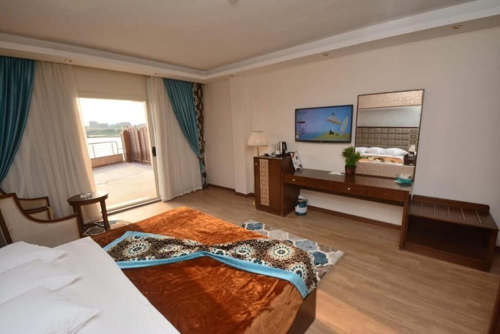 غرفة سوبيريور بسريرين منفصلين بإطلالة على النهر بغرفة نوم واحدة، Trans Nile Hotel 3/8