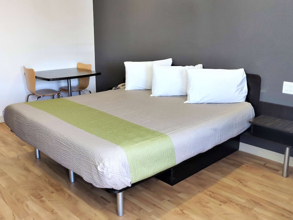 Studio6 Fresno, CA - Extended Stay 14/37