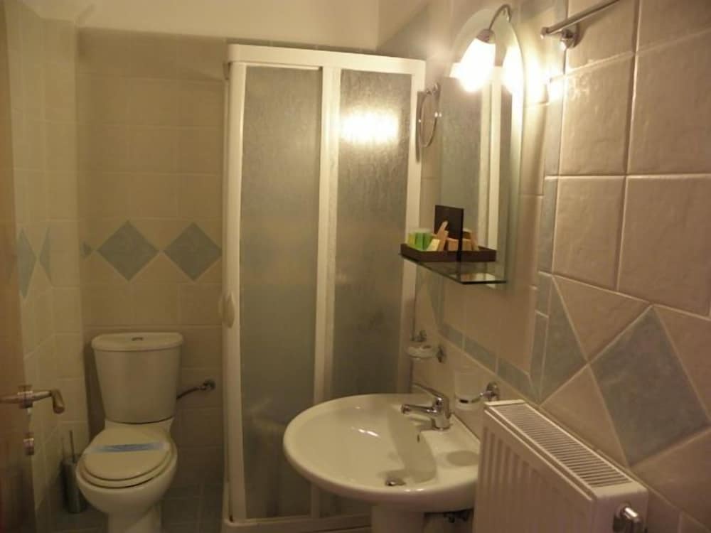 Ahilion Hotel 35/37