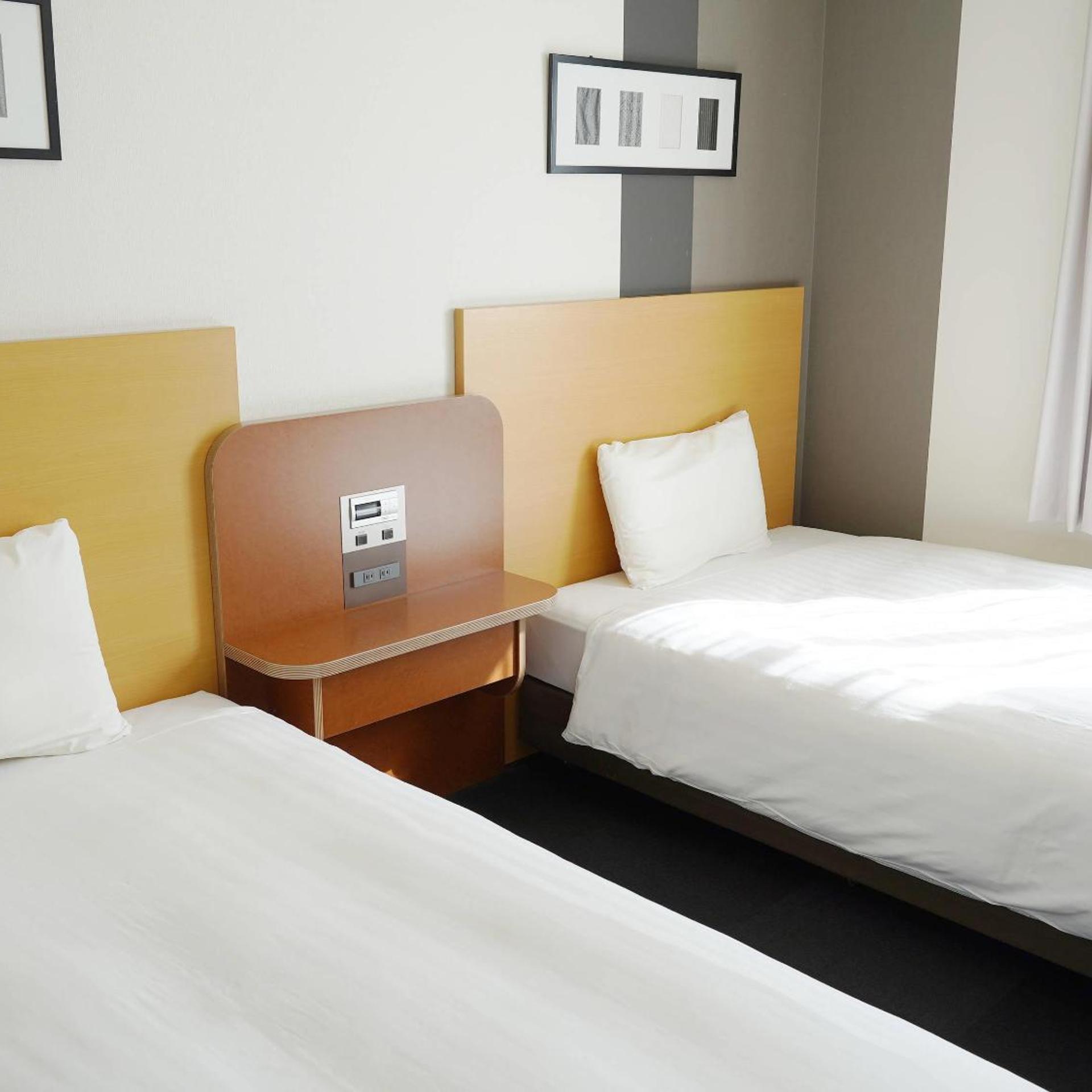 ROOM, TWIN BEDS