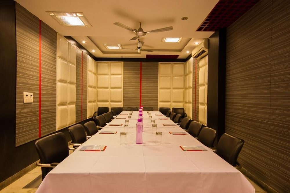 HOTEL SUNCOURT CORPORATE 13/19