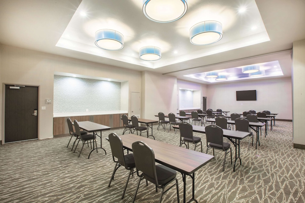 La Quinta Inn & Suites By Wyndham San Marcos Outlet Mall 25/31