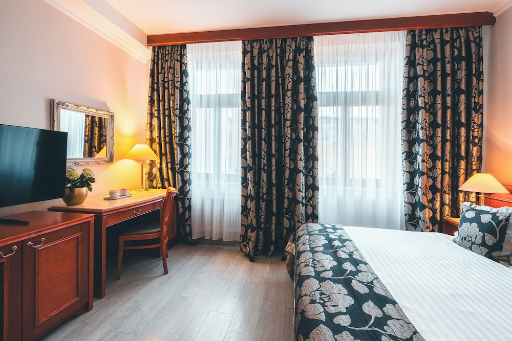 Carlton Hotel 23/51