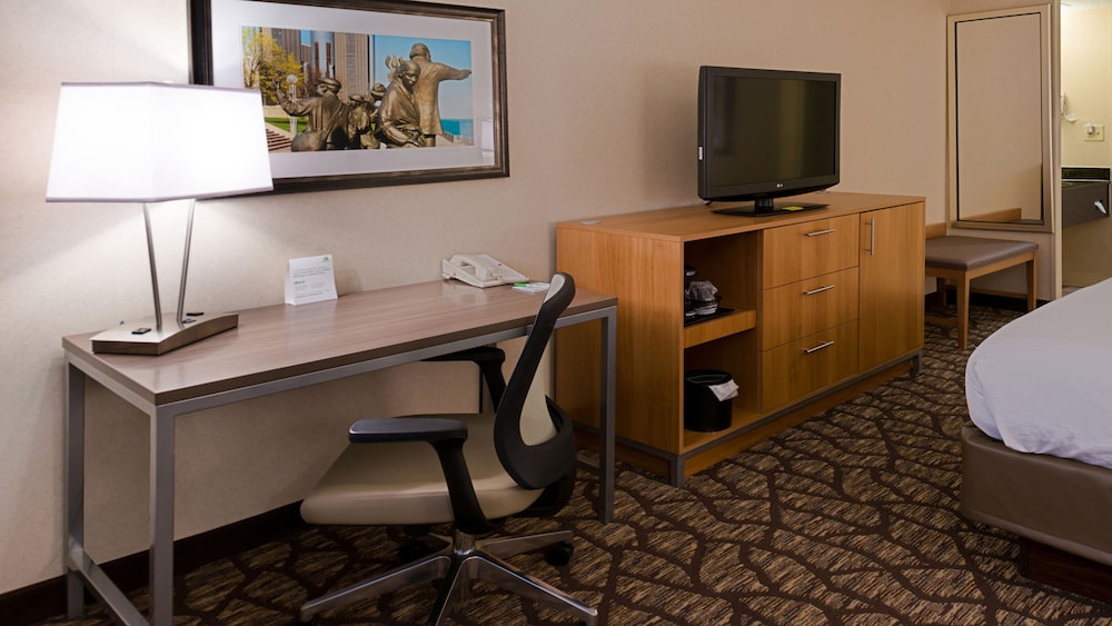Holiday Inn Hotel Suites Warren 40/53