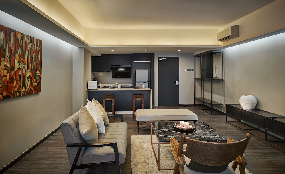 Tropics Eight Suites 55/61