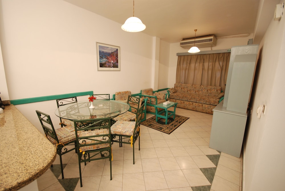 Dive Inn Resort 81/107