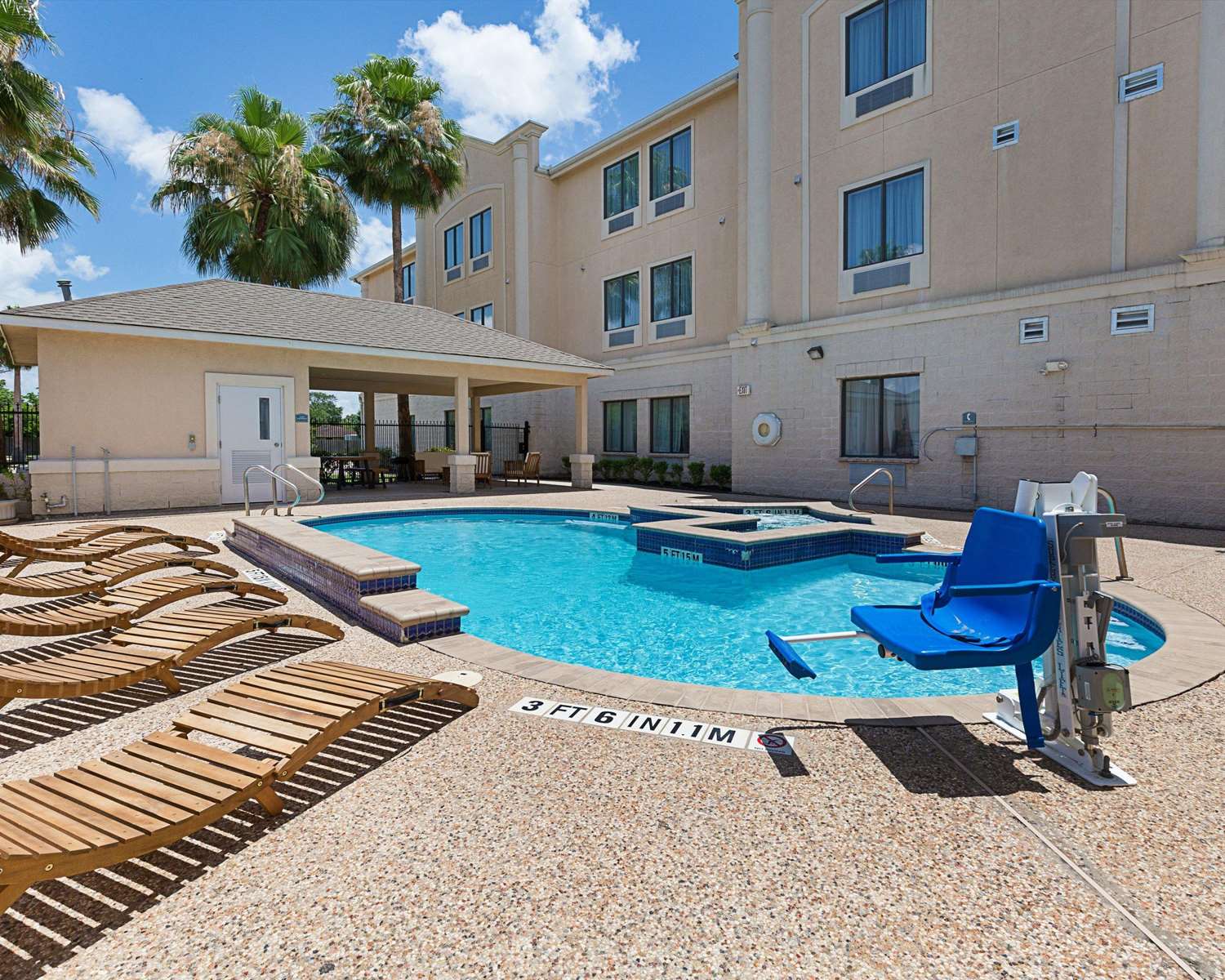 Comfort Suites Deer Park Pasadena 24/25