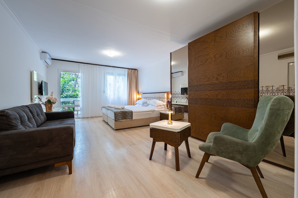Hotel Adrovic 48/74