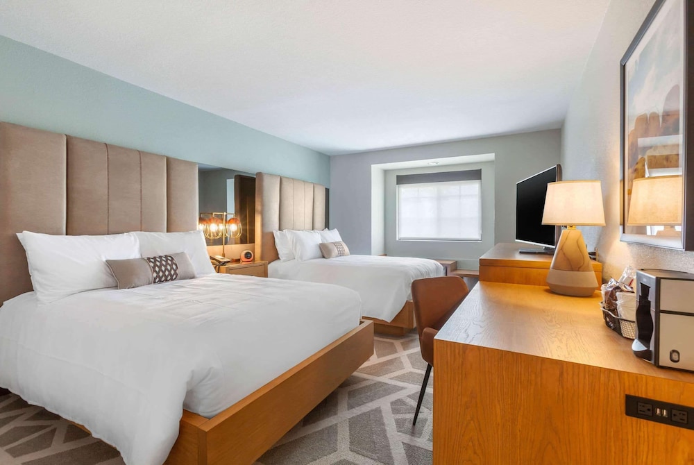 غرفة بسريرين مزدوجين