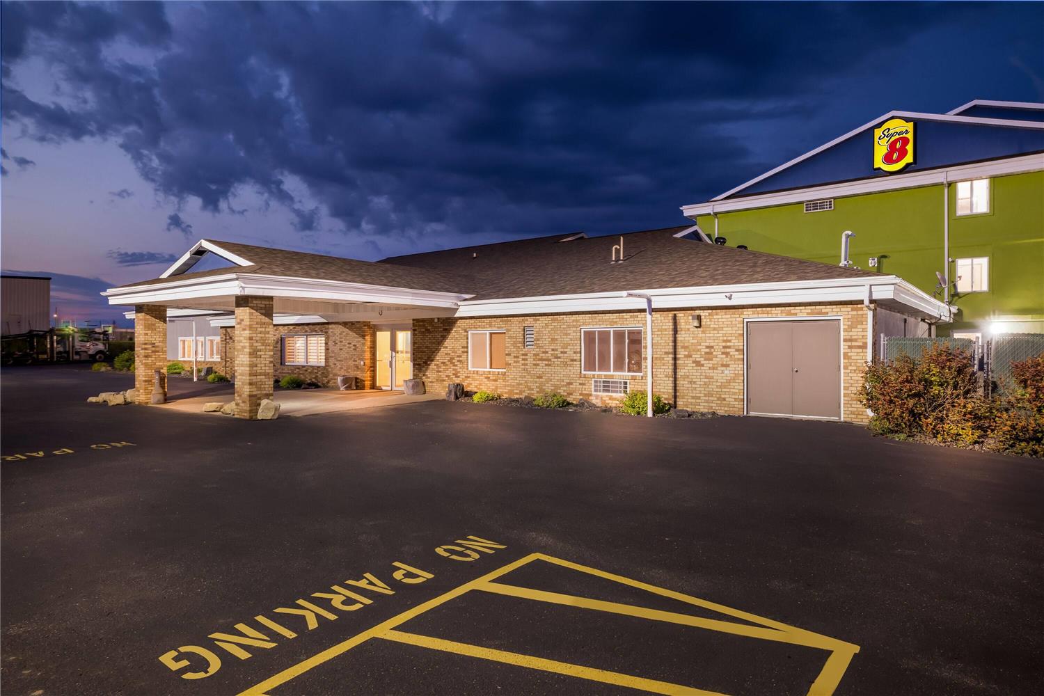 Super 8 by Wyndham Osseo WI 10/13