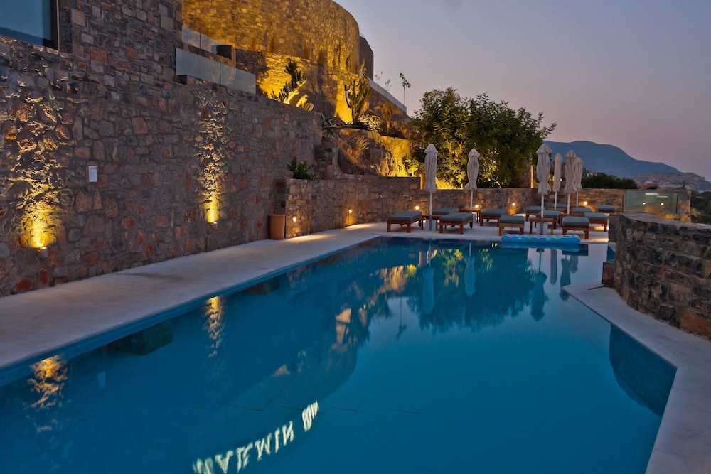 Royal Marmin Bay Boutique and Art Hotel 46/50