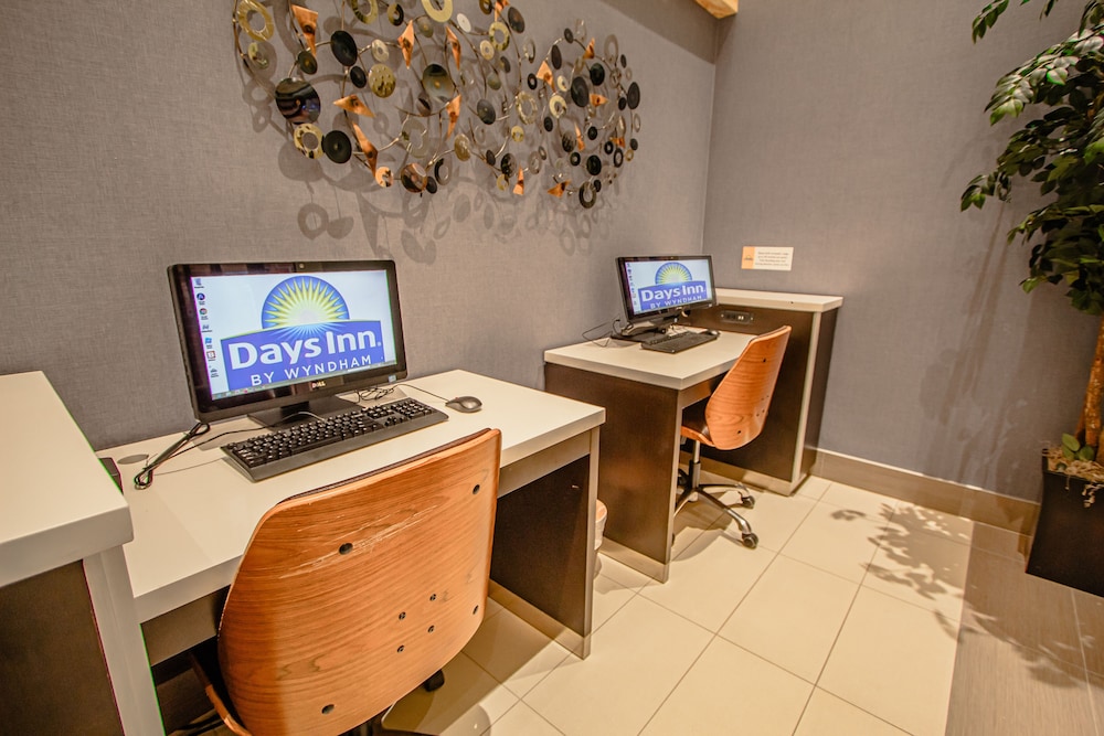 Days Inn Suites By Wyndham Fort Myers Near Jetblue Park 36/43