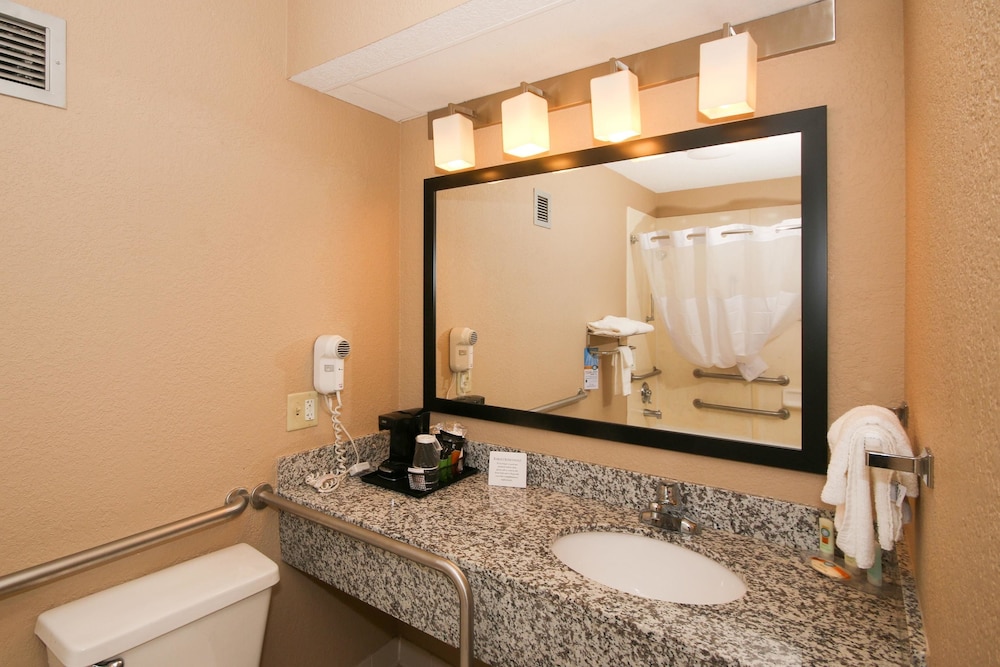 Quality Inn Clinton - Laurens I-26 7/30
