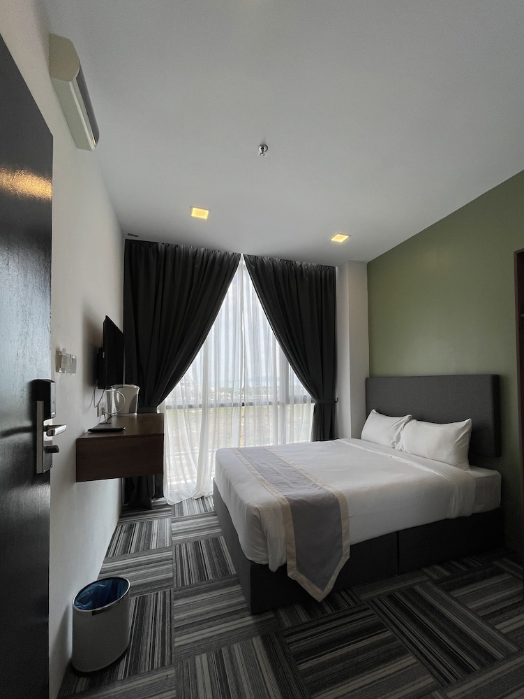 WE Hotel 7/52