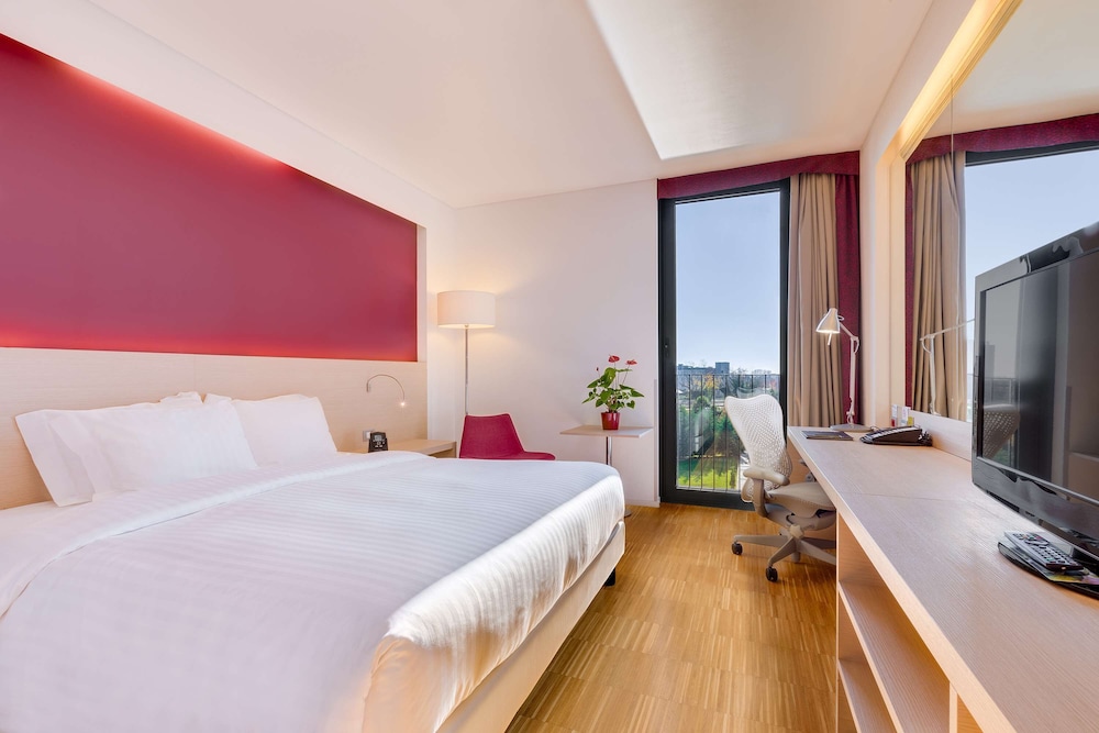 ROOM, KING BED