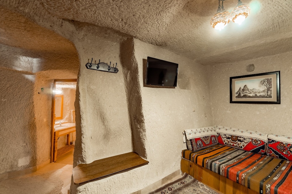Amber Cave Suites 43/76