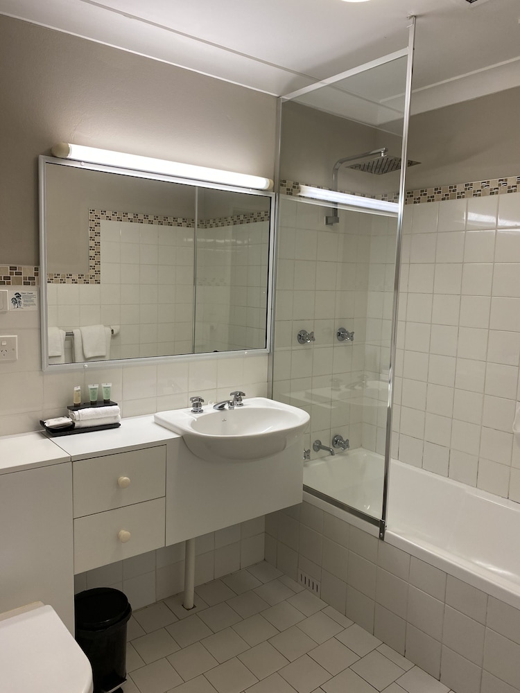 Belmore All-Suite Hotel 8/54