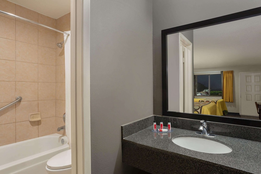 Super 8 by Wyndham Universal City 28/55