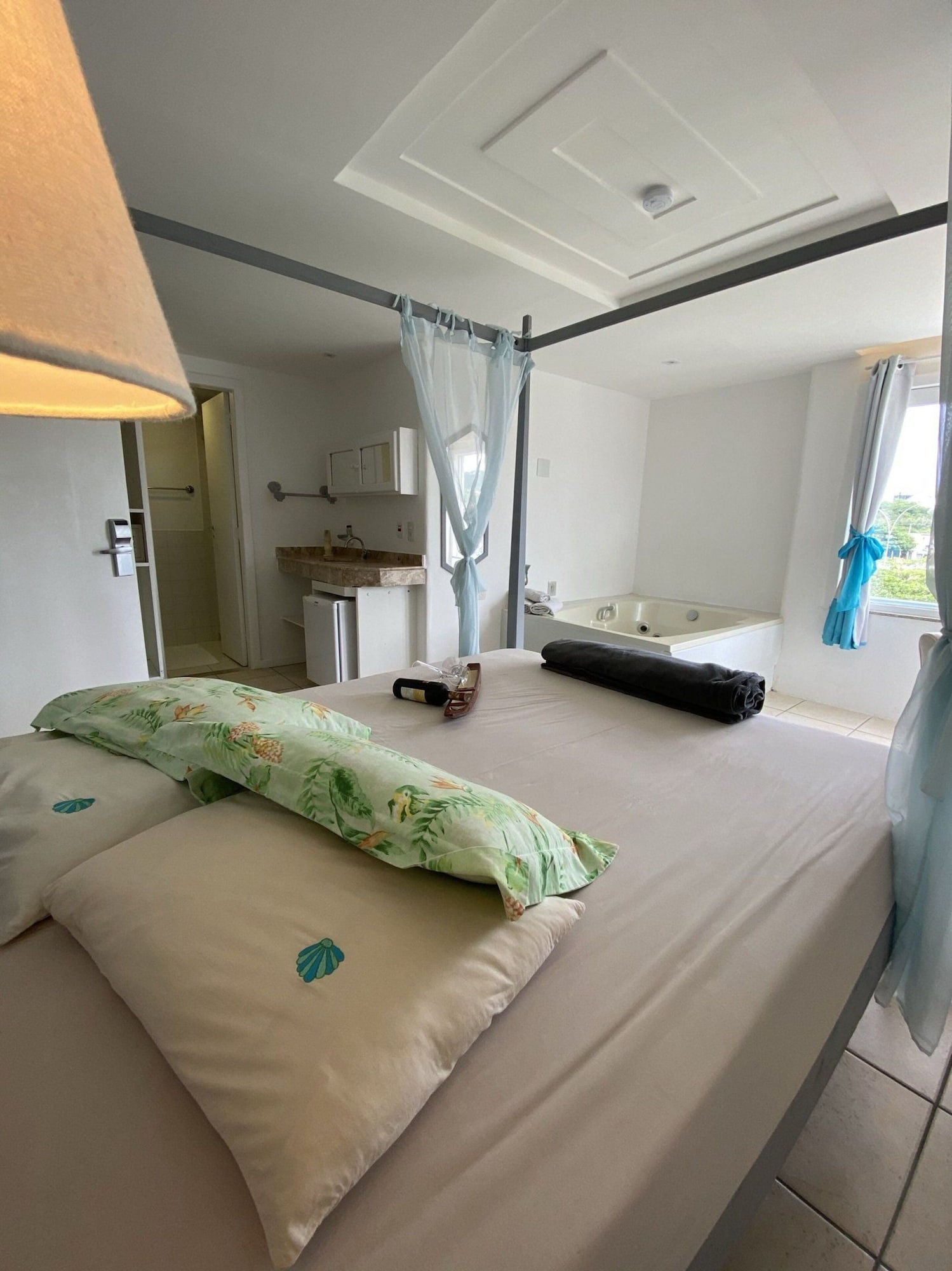 Master, Queen Bed