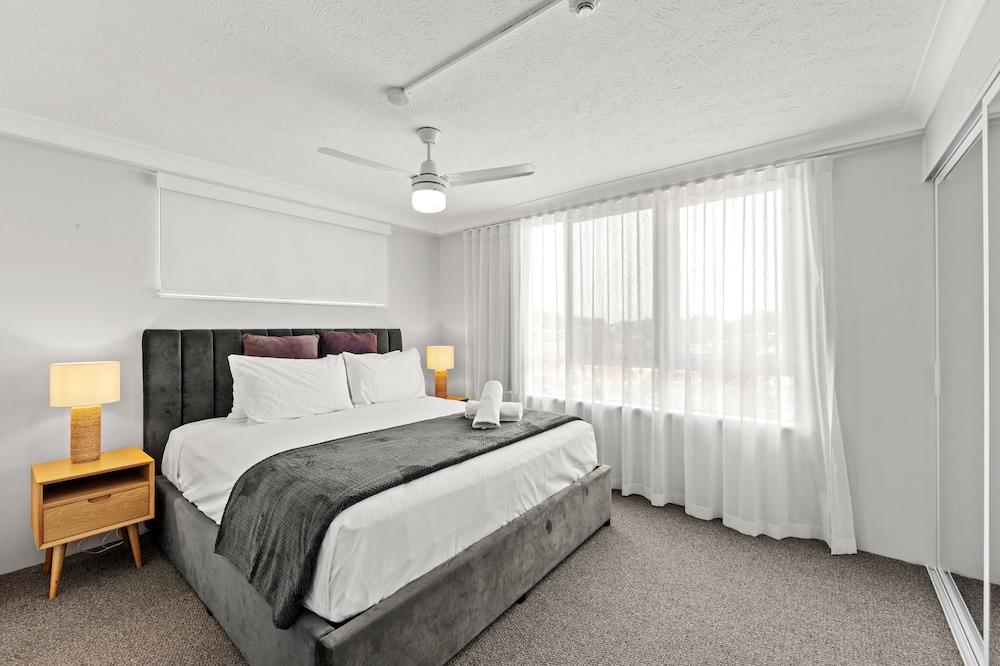Burleigh Beach Tower 16/49