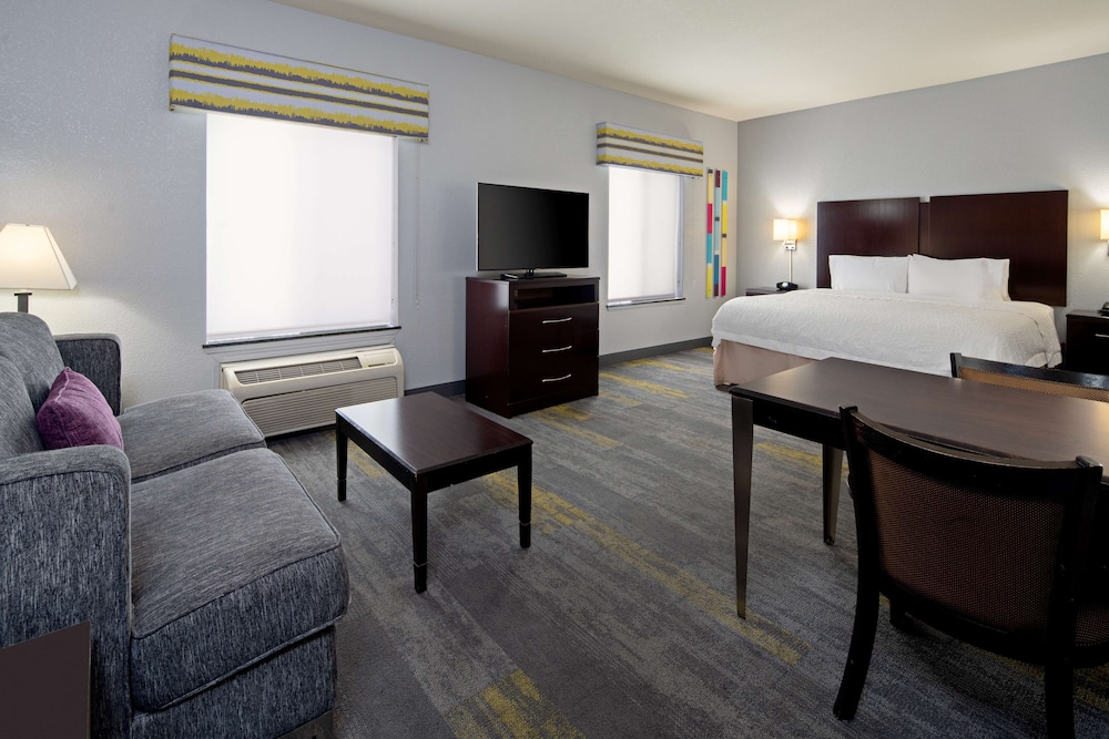 Hampton Inn and Suites-Bakersfield/Hwy 58, CA 33/51