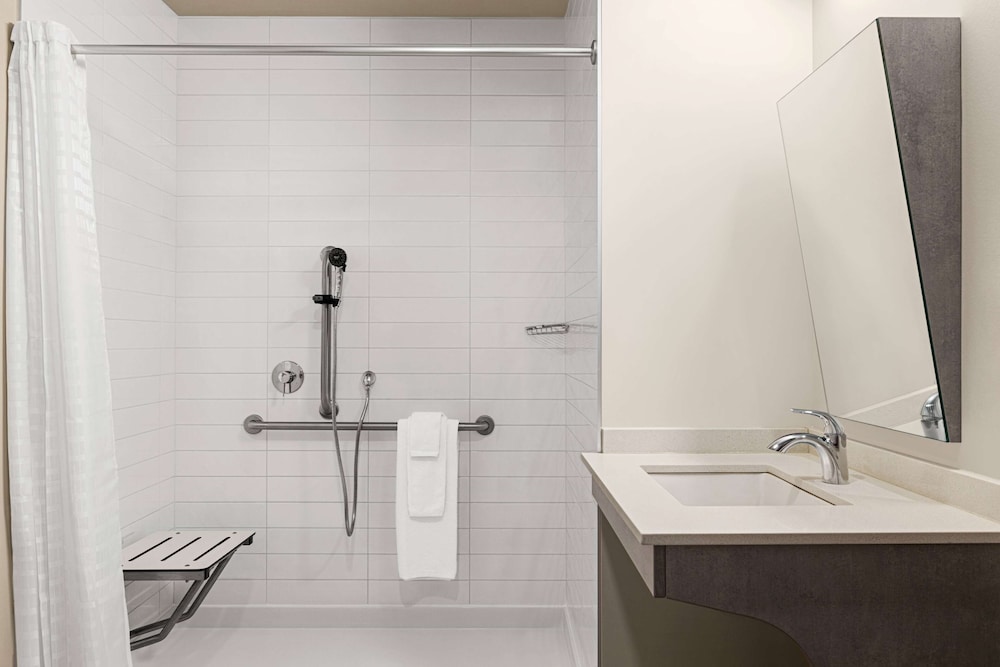 Microtel Inn & Suites Montreal Airport-Dorval QC 32/35