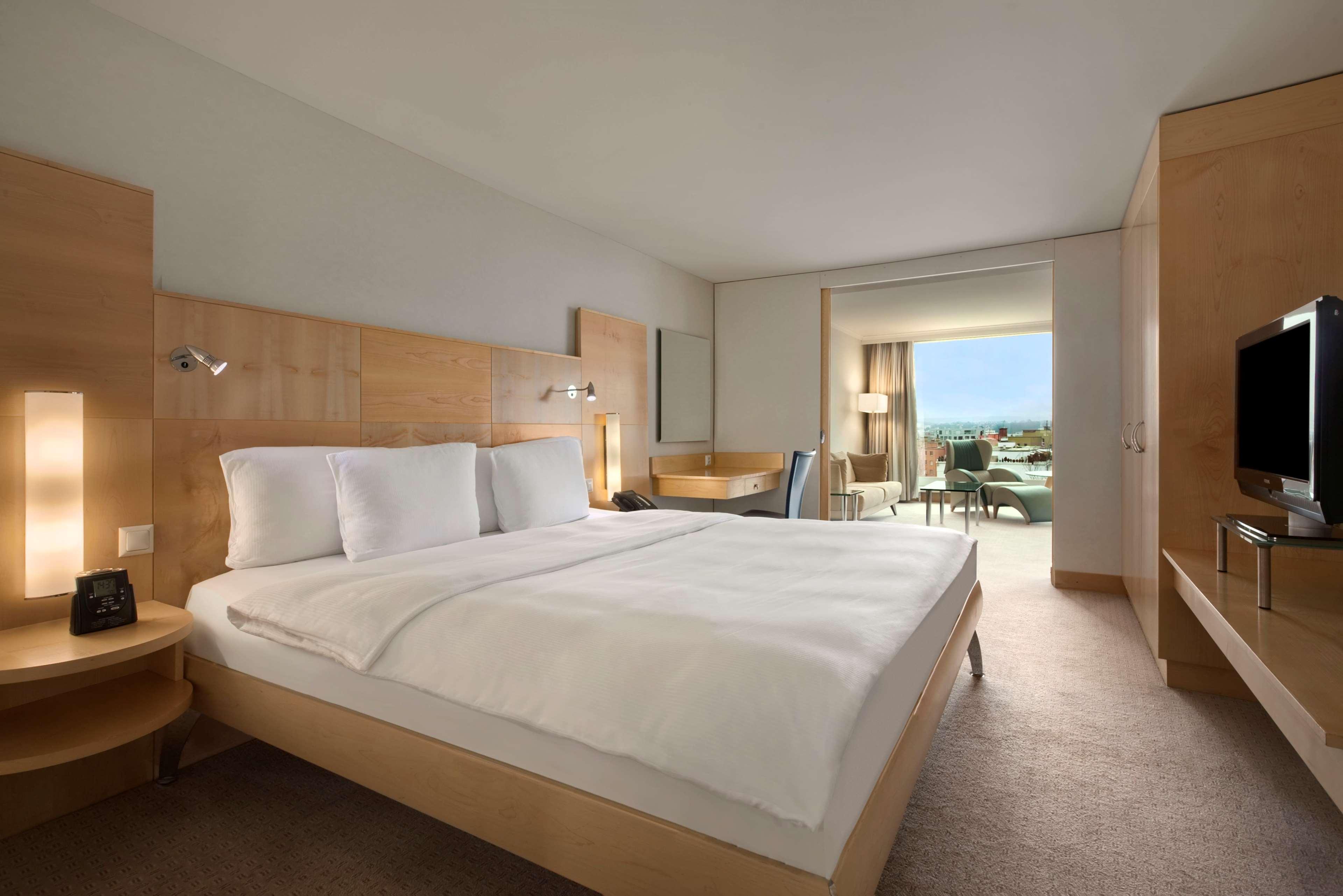 RELAXATION, SUITE, KING BED, LOUNGE ACCESS