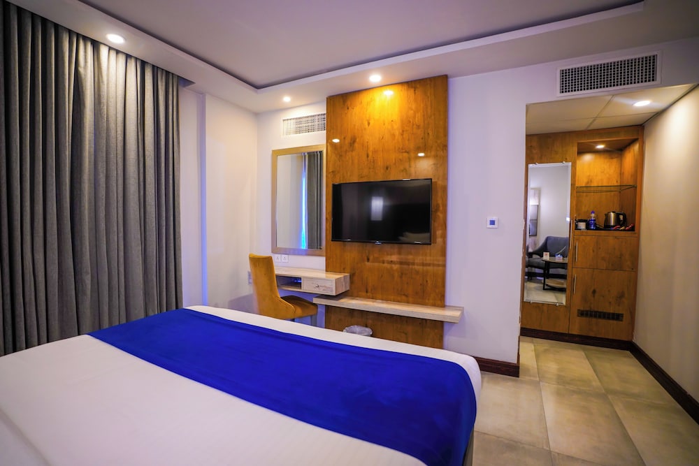 EXECUTIVE, KING BED