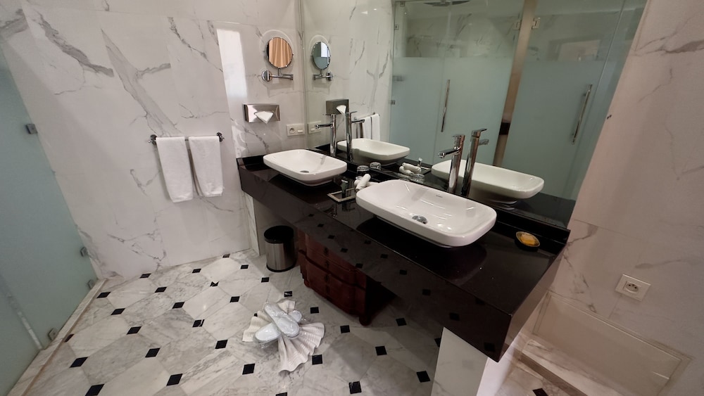 Le Sillage Palace sky & Spa 84/87