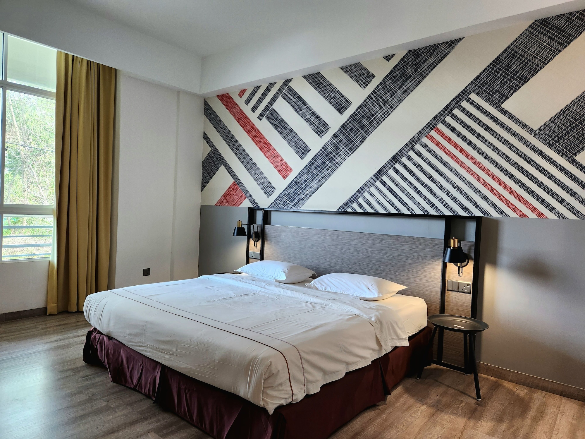 DELUXE, KING BED