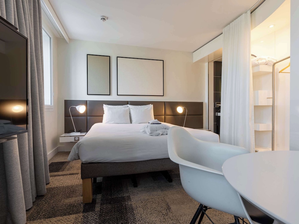 SUPERIOR, SUITE, QUEEN BED, SOFA