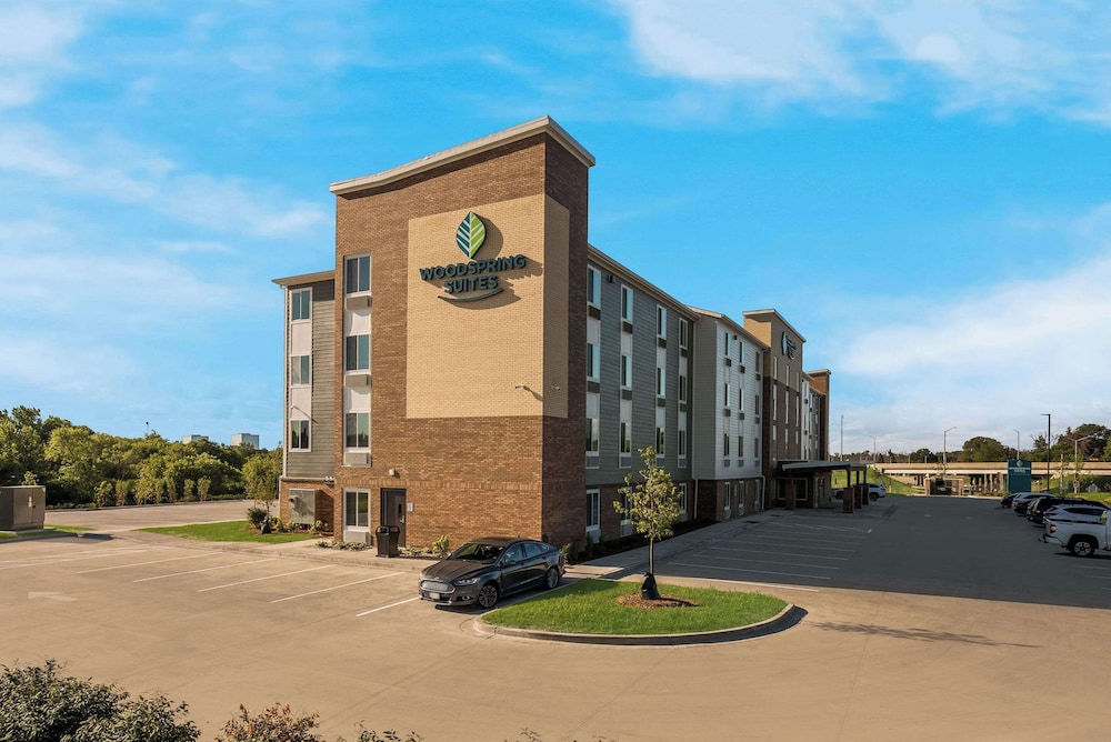 Woodspring Suites Milwaukee - Menomonee Falls 22/27