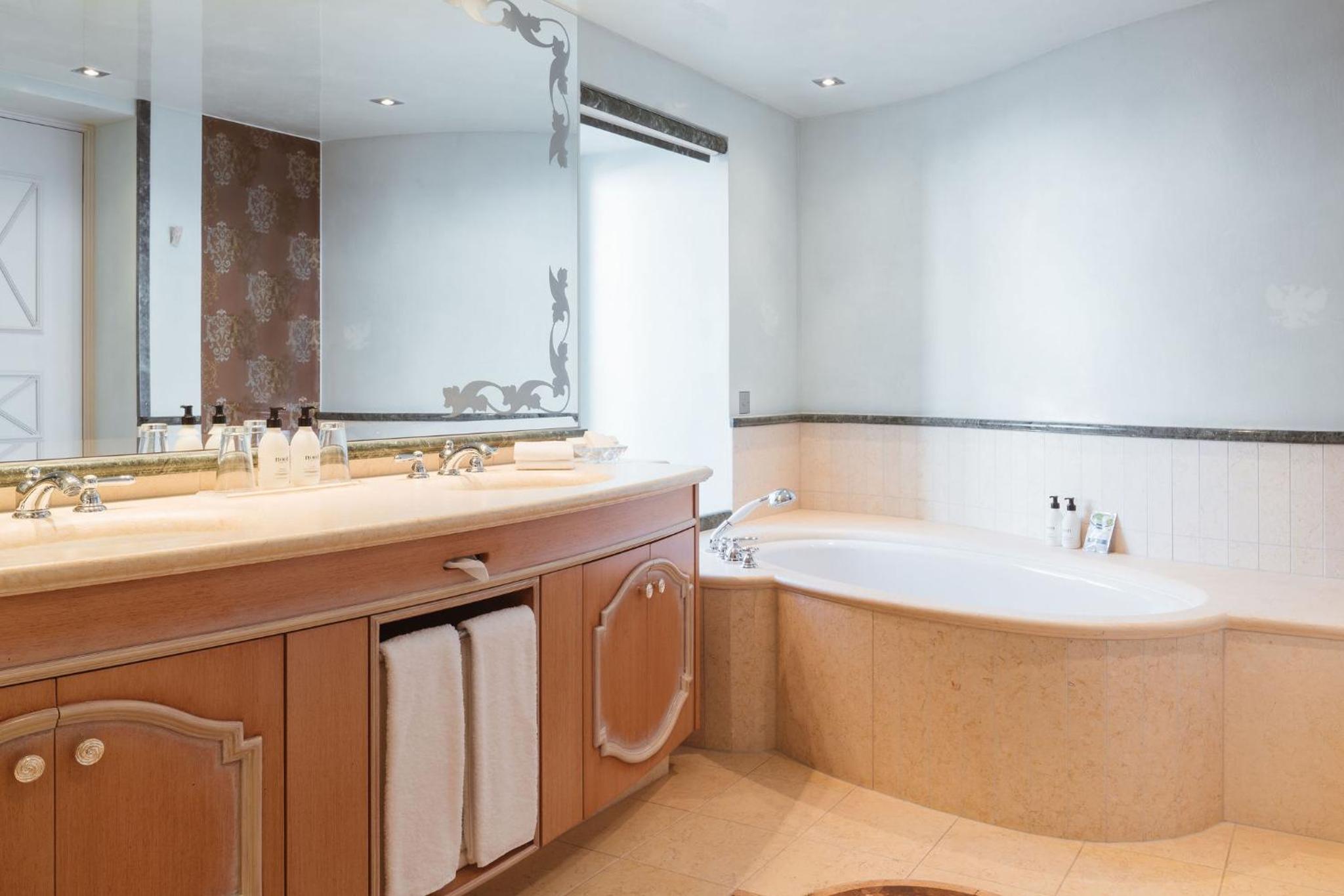 2 Bedrooms, Carlton, Suite, Lake View، Carlton Hotel St Moritz 4/5