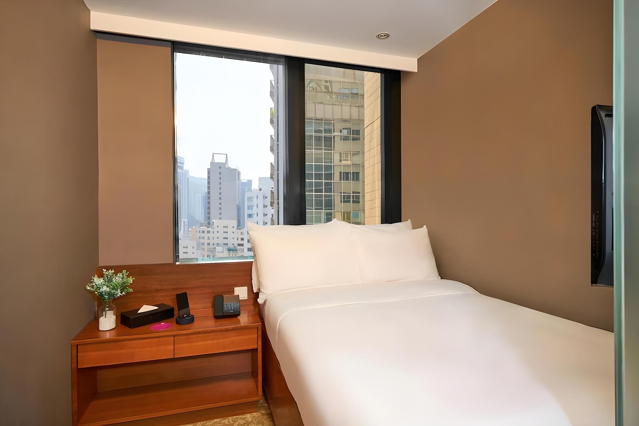 SUPERIOR, QUEEN BED