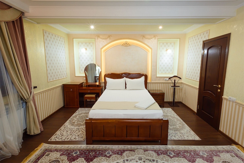 SUPERIOR, SUITE, QUEEN BED