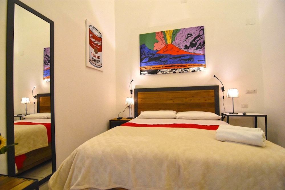 DELUXE, DOUBLE OR TWIN BED
