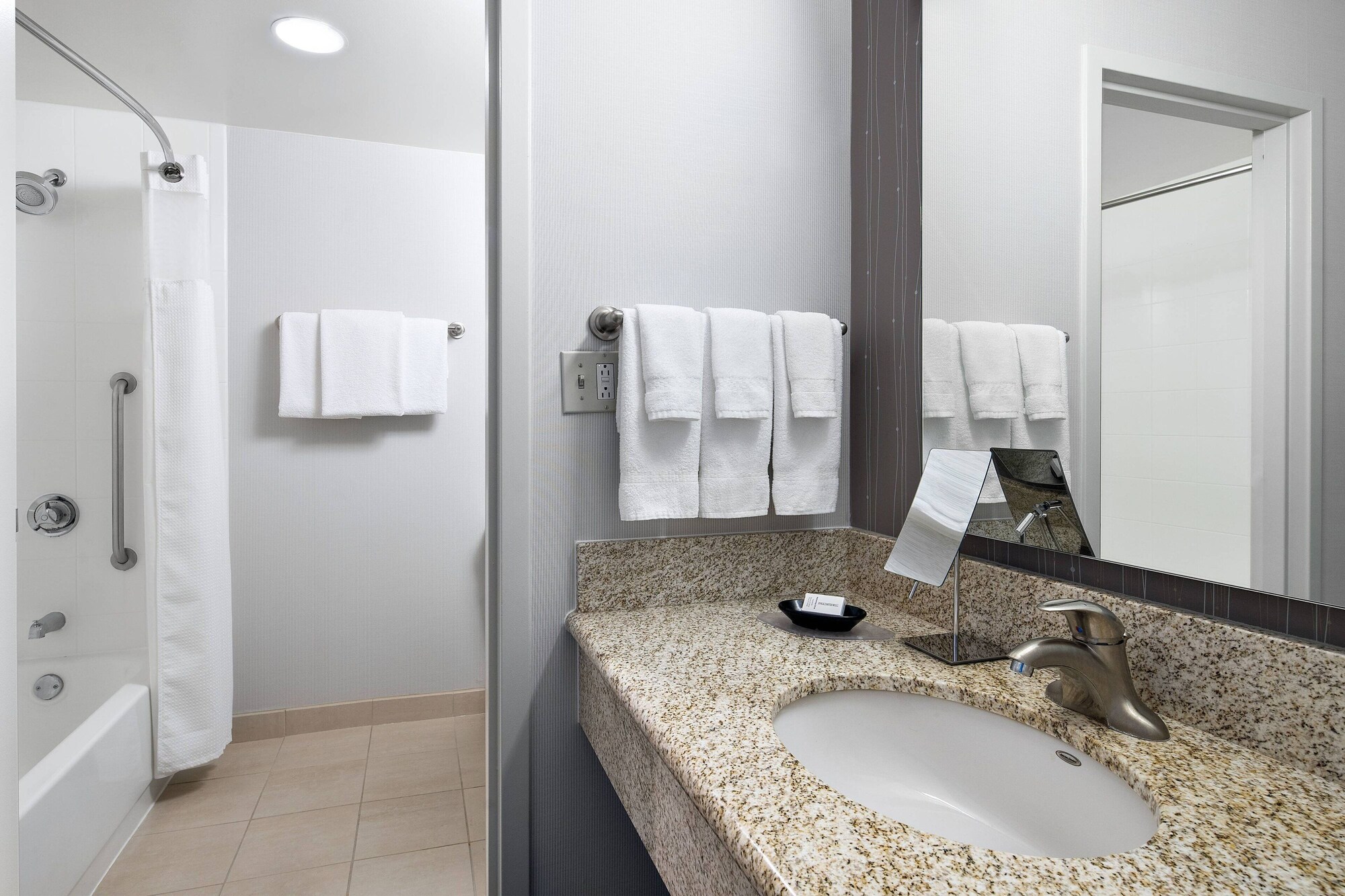 غرفة بسرير كينج مع أريكة، Courtyard Pittsburgh Airport 6/10