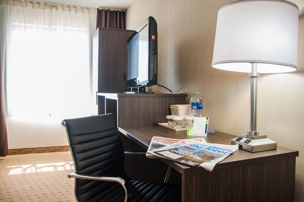 Comfort Inn Levis 24/33
