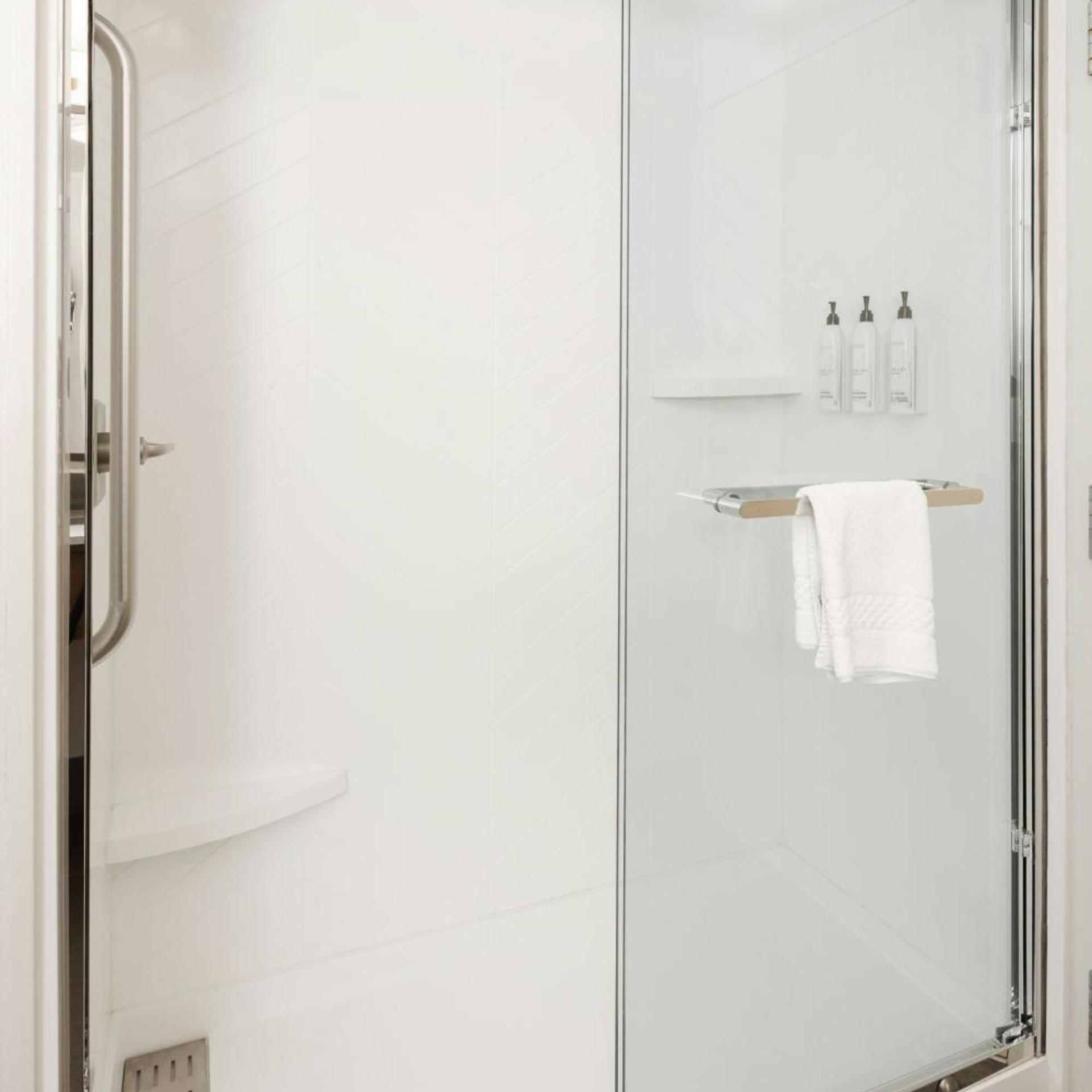 غرفة بسرير كينج بحوض استحمام لذوي الإعاقة، Fairfield Inn Suites Muskegon Norton Shores 5/5