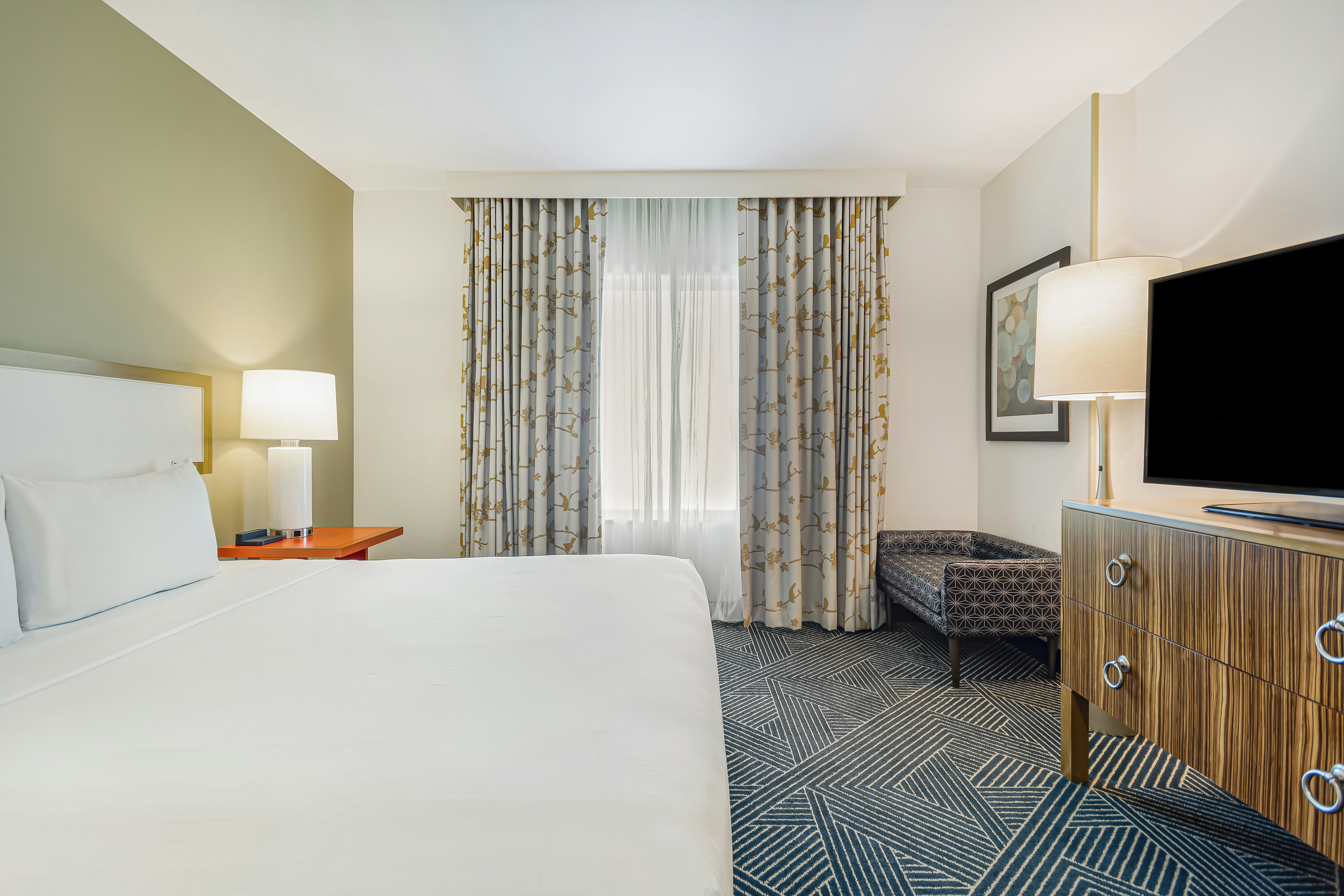 SUITE, KING BED, ACCESSIBLE