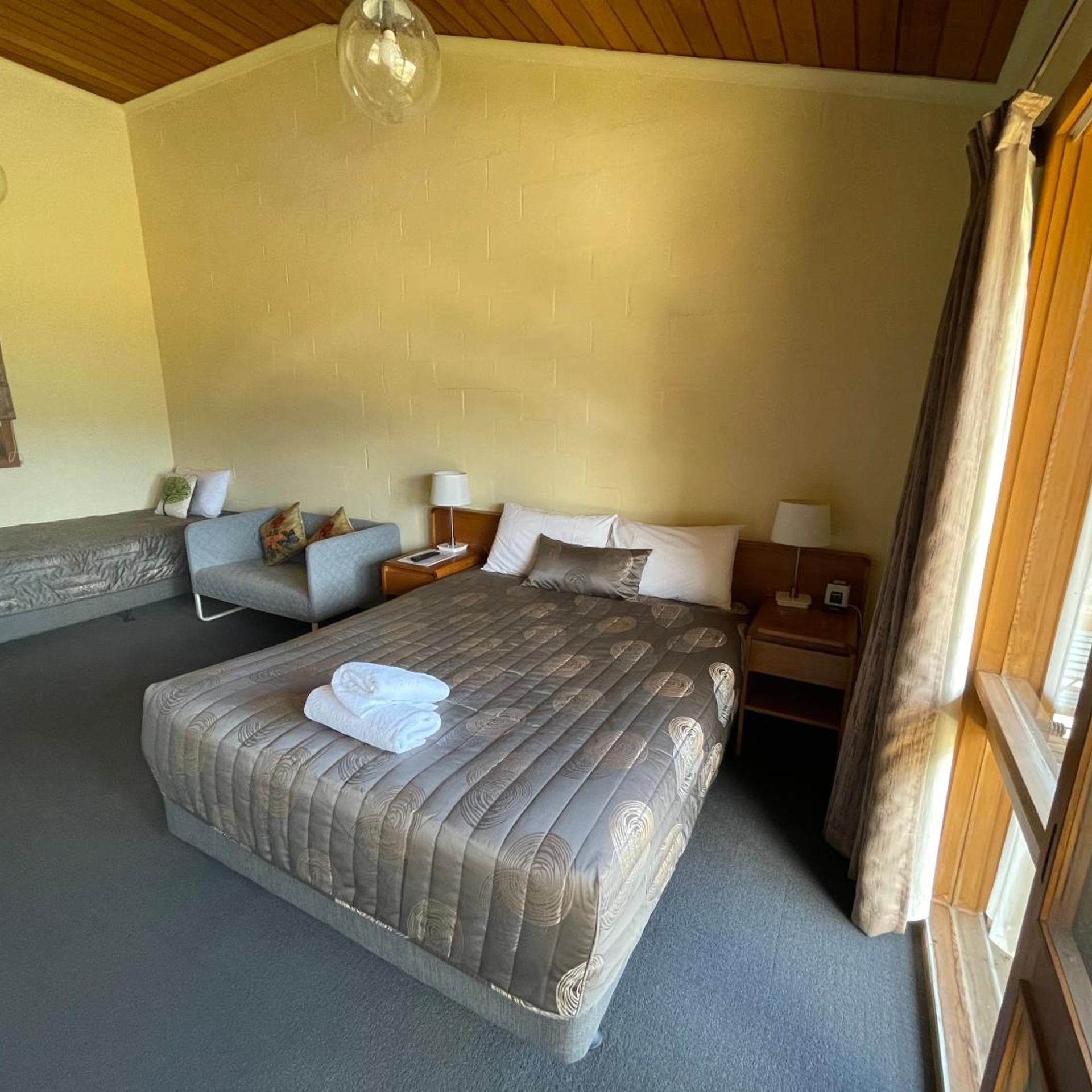 MOUNTAIN CREEK MOTEL 12/50