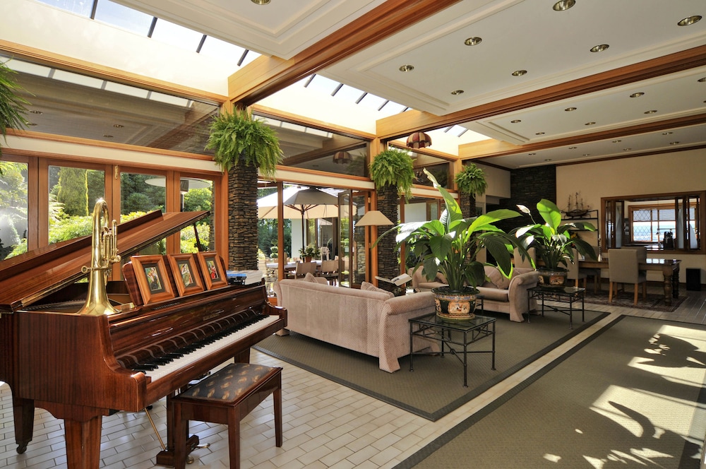 LAKE TAUPO LODGE 16/34