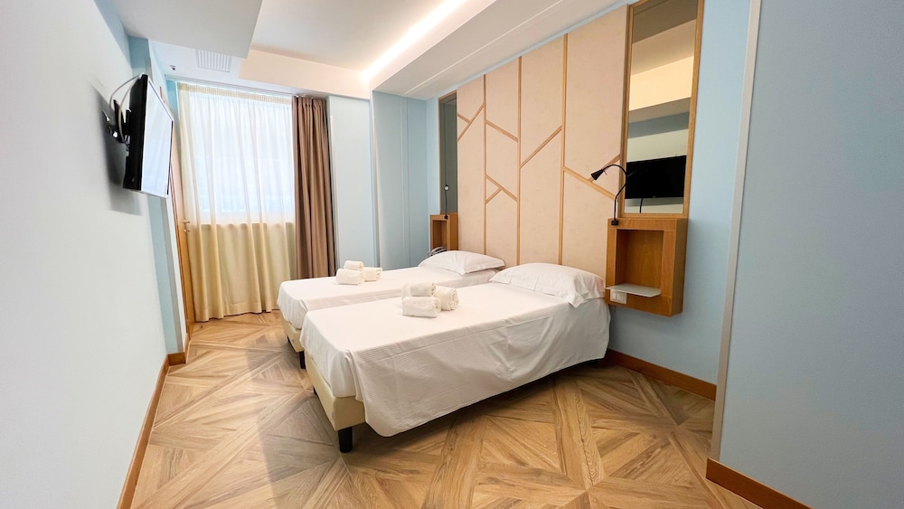 ROOM, TWIN BEDS