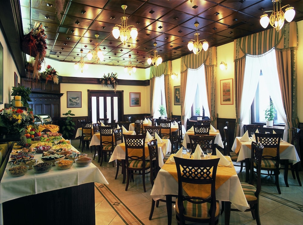Green Garden Hotel 53/64
