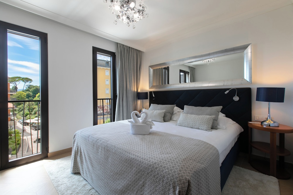 DELUXE, DOUBLE OR TWIN BED, GARDEN VIEW