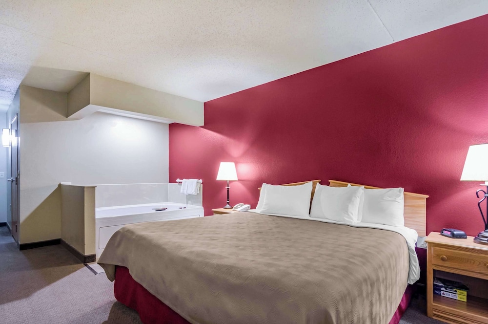 جناح بسرير كينج لذوي الإعاقة، Rodeway Inn Hesston, KS 2/10