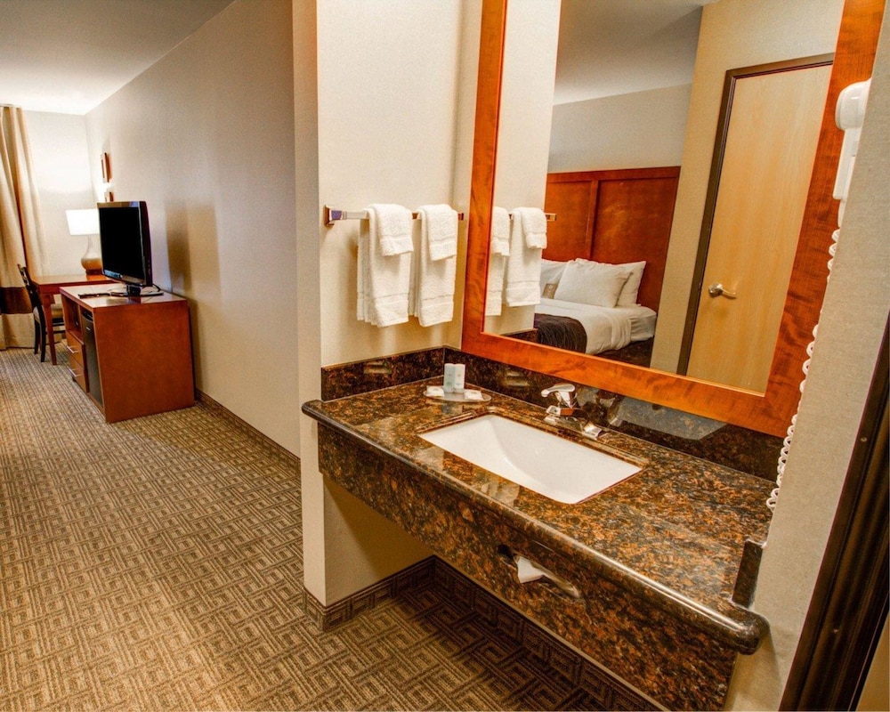 Comfort Inn & Suites Near Temecula Wine Country 27/30